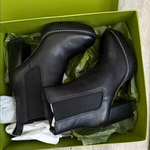 Brand new Tory Burch Black Chelsea Boots 7.5m with box